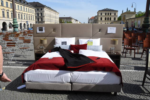 Leere Stuehle mit Bett Muenchen 24.04.20 Odeonsplatz Aktionstag von Leadersclub-Leeere Stuehle-wegen des Corona Virus Muenchen