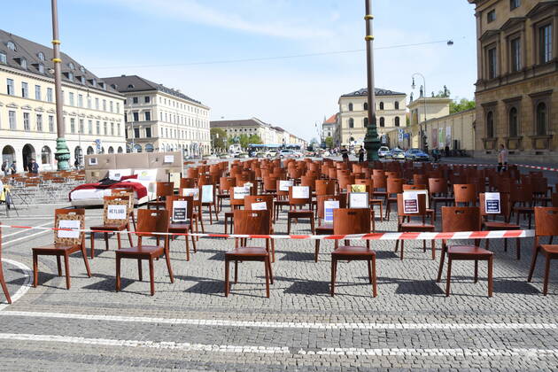 Leere Stuehle Muenchen 24.04.20 Odeonsplatz Aktionstag von Leadersclub-Leeere Stuehle-wegen des Corona Virus Muenchen