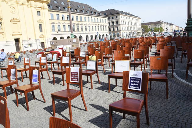 Leere Stuehle Muenchen 24.04.20 Odeonsplatz Aktionstag von Leadersclub-Leeere Stuehle-wegen des Corona Virus Muenchen