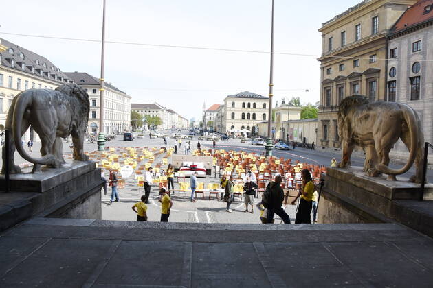 Leere Stuehle Muenchen 24.04.20 Odeonsplatz Aktionstag von Leadersclub-Leeere Stuehle-wegen des Corona Virus Muenchen