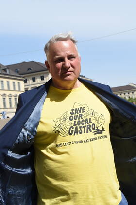 Christian Schottenhamel Gastronom Muenchen 24.04.20 Odeonsplatz Aktionstag von Leadersclub-Leere Stuehle-wegen des Corona Virus Muenchen