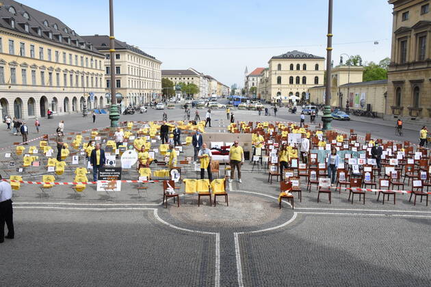 Leere Stuehle mit Gastronomen Christian Schottenhamel Gastronom Gregor Lemke Gastronom Pino Crocamo Gastrom Marc Uebelherr Gastronom Muenchen 24.04.20 Odeonsplatz Aktionstag von Leadersclub-Leeere Stuehle-wegen des Corona Virus Muenchen