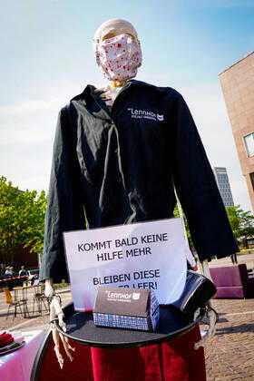 Dortmund, 24.04.2020: Leere Tische, Stühle und Betten auf dem Friedensplatz in Dortmund. Nach einem Aufruf des Dehoga (Deutscher Hotel- und Gaststättenverband) haben sich Gastronomiebetriebe unter dem Motto STILLSTERBEN zusammengetan, um an der Protestaktion teilzunehmen, mit der sie auf die Lage ihrer Betriebe auf die Folgen der Corona-Beschränkungen in der Corona-Krise aufmerksam machen.