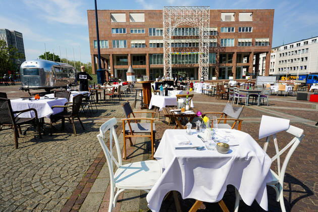 Dortmund, 24.04.2020: Leere Tische, Stühle und Betten auf dem Friedensplatz in Dortmund. Nach einem Aufruf des Dehoga (Deutscher Hotel- und Gaststättenverband) haben sich Gastronomiebetriebe zusammengetan, um an der Protestaktion teilzunehmen, mit der sie auf die Lage ihrer Betriebe auf die Folgen der Corona-Beschränkungen in der Corona-Krise aufmerksam machen.