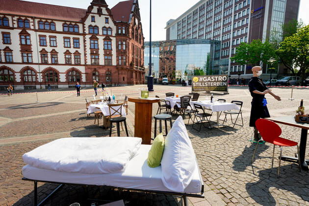 Dortmund, 24.04.2020: Leere Tische, Stühle und Betten auf dem Friedensplatz in Dortmund. Nach einem Aufruf des Dehoga (Deutscher Hotel- und Gaststättenverband) haben sich Gastronomiebetriebe unter dem Motto STILLSTERBEN zusammengetan, um an der Protestaktion teilzunehmen, mit der sie auf die Lage ihrer Betriebe auf die Folgen der Corona-Beschränkungen in der Corona-Krise aufmerksam machen.