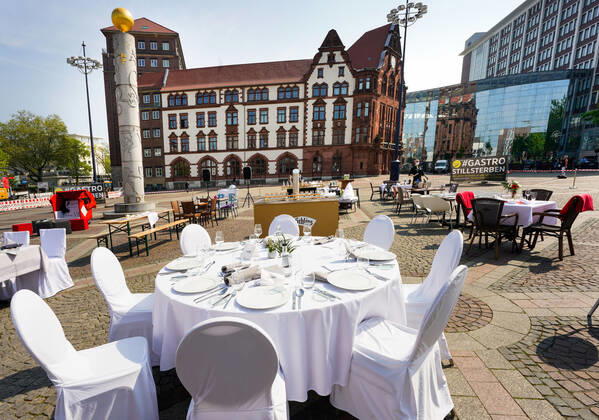 Dortmund, 24.04.2020: Leere Tische, Stühle und Betten auf dem Friedensplatz in Dortmund. Nach einem Aufruf des Dehoga (Deutscher Hotel- und Gaststättenverband) haben sich Gastronomiebetriebe unter dem Motto STILLSTERBEN zusammengetan, um an der Protestaktion teilzunehmen, mit der sie auf die Lage ihrer Betriebe auf die Folgen der Corona-Beschränkungen in der Corona-Krise aufmerksam machen.