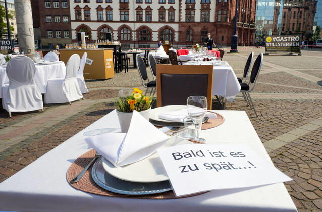 Dortmund, 24.04.2020: Leere Tische, Stühle und Betten auf dem Friedensplatz in Dortmund. Nach einem Aufruf des Dehoga (Deutscher Hotel- und Gaststättenverband) haben sich Gastronomiebetriebe unter dem Motto STILLSTERBEN zusammengetan, um an der Protestaktion teilzunehmen, mit der sie auf die Lage ihrer Betriebe auf die Folgen der Corona-Beschränkungen in der Corona-Krise aufmerksam machen.