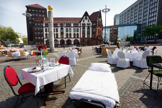 Dortmund, 24.04.2020: Leere Tische, Stühle und Betten auf dem Friedensplatz in Dortmund. Nach einem Aufruf des Dehoga (Deutscher Hotel- und Gaststättenverband) haben sich Gastronomiebetriebe unter dem Motto STILLSTERBEN zusammengetan, um an der Protestaktion teilzunehmen, mit der sie auf die Lage ihrer Betriebe auf die Folgen der Corona-Beschränkungen in der Corona-Krise aufmerksam machen.