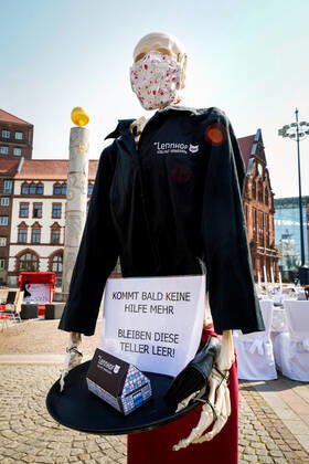 Dortmund, 24.04.2020: Leere Tische, Stühle und Betten auf dem Friedensplatz in Dortmund. Nach einem Aufruf des Dehoga (Deutscher Hotel- und Gaststättenverband) haben sich Gastronomiebetriebe unter dem Motto STILLSTERBEN zusammengetan, um an der Protestaktion teilzunehmen, mit der sie auf die Lage ihrer Betriebe auf die Folgen der Corona-Beschränkungen in der Corona-Krise aufmerksam machen.