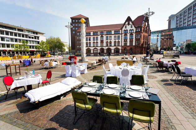 Dortmund, 24.04.2020: Leere Tische, Stühle und Betten auf dem Friedensplatz in Dortmund. Nach einem Aufruf des Dehoga (Deutscher Hotel- und Gaststättenverband) haben sich Gastronomiebetriebe unter dem Motto STILLSTERBEN zusammengetan, um an der Protestaktion teilzunehmen, mit der sie auf die Lage ihrer Betriebe auf die Folgen der Corona-Beschränkungen in der Corona-Krise aufmerksam machen.