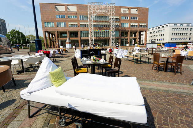 Dortmund, 24.04.2020: Leere Tische, Stühle und Betten auf dem Friedensplatz in Dortmund. Nach einem Aufruf des Dehoga (Deutscher Hotel- und Gaststättenverband) haben sich Gastronomiebetriebe unter dem Motto STILLSTERBEN zusammengetan, um an der Protestaktion teilzunehmen, mit der sie auf die Lage ihrer Betriebe auf die Folgen der Corona-Beschränkungen in der Corona-Krise aufmerksam machen.