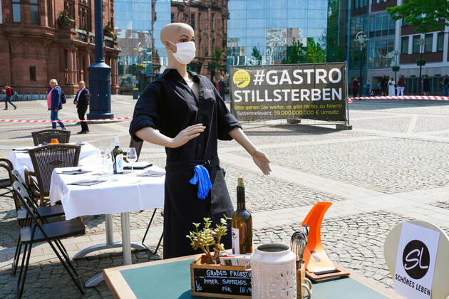 Dortmund, 24.04.2020: Leere Tische, Stühle und Betten auf dem Friedensplatz in Dortmund. Nach einem Aufruf des Dehoga (Deutscher Hotel- und Gaststättenverband) haben sich Gastronomiebetriebe unter dem Motto STILLSTERBEN zusammengetan, um an der Protestaktion teilzunehmen, mit der sie auf die Lage ihrer Betriebe auf die Folgen der Corona-Beschränkungen in der Corona-Krise aufmerksam machen.