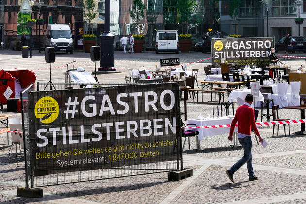 Dortmund, 24.04.2020: Leere Tische, Stühle und Betten auf dem Friedensplatz in Dortmund. Nach einem Aufruf des Dehoga (Deutscher Hotel- und Gaststättenverband) haben sich Gastronomiebetriebe unter dem Motto STILLSTERBEN zusammengetan, um an der Protestaktion teilzunehmen, mit der sie auf die Lage ihrer Betriebe auf die Folgen der Corona-Beschränkungen in der Corona-Krise aufmerksam machen.