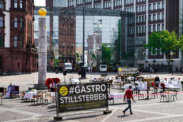 Dortmund, 24.04.2020: Leere Tische, Stühle und Betten auf dem Friedensplatz in Dortmund. Nach einem Aufruf des Dehoga (Deutscher Hotel- und Gaststättenverband) haben sich Gastronomiebetriebe unter dem Motto STILLSTERBEN zusammengetan, um an der Protestaktion teilzunehmen, mit der sie auf die Lage ihrer Betriebe auf die Folgen der Corona-Beschränkungen in der Corona-Krise aufmerksam machen.