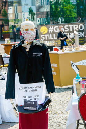 Dortmund, 24.04.2020: Leere Tische, Stühle und Betten auf dem Friedensplatz in Dortmund. Nach einem Aufruf des Dehoga (Deutscher Hotel- und Gaststättenverband) haben sich Gastronomiebetriebe unter dem Motto STILLSTERBEN zusammengetan, um an der Protestaktion teilzunehmen, mit der sie auf die Lage ihrer Betriebe auf die Folgen der Corona-Beschränkungen in der Corona-Krise aufmerksam machen.