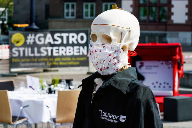 Dortmund, 24.04.2020: Leere Tische, Stühle und Betten auf dem Friedensplatz in Dortmund. Nach einem Aufruf des Dehoga (Deutscher Hotel- und Gaststättenverband) haben sich Gastronomiebetriebe unter dem Motto STILLSTERBEN zusammengetan, um an der Protestaktion teilzunehmen, mit der sie auf die Lage ihrer Betriebe auf die Folgen der Corona-Beschränkungen in der Corona-Krise aufmerksam machen.