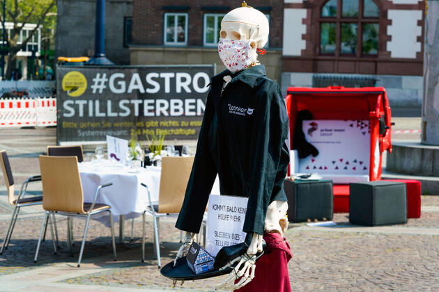 Dortmund, 24.04.2020: Leere Tische, Stühle und Betten auf dem Friedensplatz in Dortmund. Nach einem Aufruf des Dehoga (Deutscher Hotel- und Gaststättenverband) haben sich Gastronomiebetriebe unter dem Motto STILLSTERBEN zusammengetan, um an der Protestaktion teilzunehmen, mit der sie auf die Lage ihrer Betriebe auf die Folgen der Corona-Beschränkungen in der Corona-Krise aufmerksam machen.