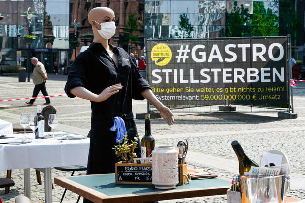 Dortmund, 24.04.2020: Leere Tische, Stühle und Betten auf dem Friedensplatz in Dortmund. Nach einem Aufruf des Dehoga (Deutscher Hotel- und Gaststättenverband) haben sich Gastronomiebetriebe unter dem Motto STILLSTERBEN zusammengetan, um an der Protestaktion teilzunehmen, mit der sie auf die Lage ihrer Betriebe auf die Folgen der Corona-Beschränkungen in der Corona-Krise aufmerksam machen.