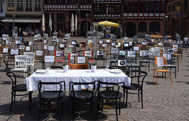 24.04.2020, xhbx, Wirtschaft Gastronomie, Initiative Gastronomie Frankfurt e.V. stellt leere Stuehle auf dem Roemer auf, um auf die Situation der Gastronomen aufmerksam zu machen. emwir. Frankfurt am Main