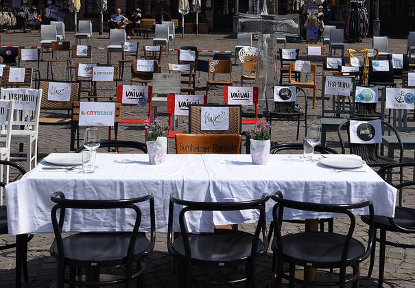 24.04.2020, xhbx, Wirtschaft Gastronomie, Initiative Gastronomie Frankfurt e.V. stellt leere Stuehle auf dem Roemer auf, um auf die Situation der Gastronomen aufmerksam zu machen. emwir. Frankfurt am Main