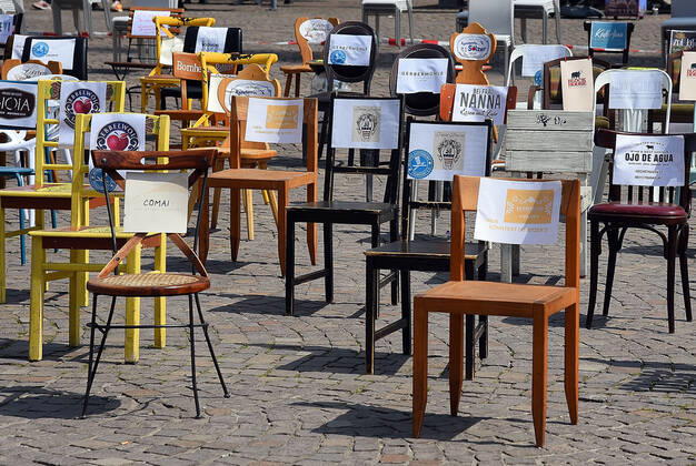 24.04.2020, xhbx, Wirtschaft Gastronomie, Initiative Gastronomie Frankfurt e.V. stellt leere Stuehle auf dem Roemer auf, um auf die Situation der Gastronomen aufmerksam zu machen. emwir. Frankfurt am Main