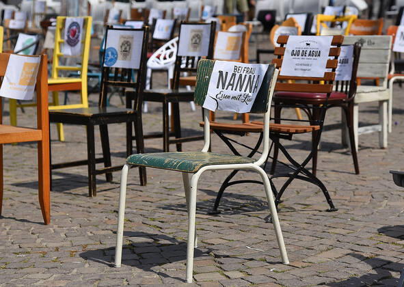 24.04.2020, xhbx, Wirtschaft Gastronomie, Initiative Gastronomie Frankfurt e.V. stellt leere Stuehle auf dem Roemer auf, um auf die Situation der Gastronomen aufmerksam zu machen. emwir. Frankfurt am Main