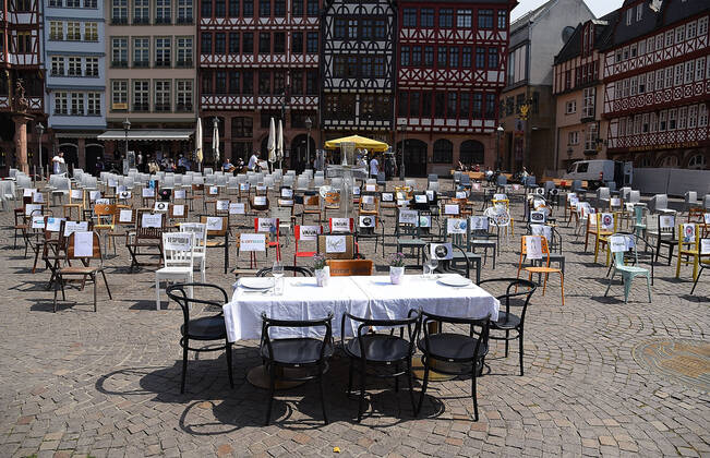 24.04.2020, xhbx, Wirtschaft Gastronomie, Initiative Gastronomie Frankfurt e.V. stellt leere Stuehle auf dem Roemer auf, um auf die Situation der Gastronomen aufmerksam zu machen. emwir. Frankfurt am Main