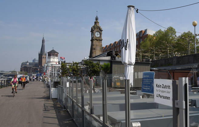 Gaststätten bleiben weiterhin wegen des Corona Virus geschlossen 24.04.2020. Die Kasematten sonst beliebter Treffpunkt am Düsseldorfer Rheinufer.