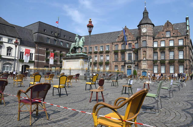 Protest der Restaurant und Kneipenbesitzer vor dem Düsseldorfer Rathaus 24.04.2020. Die leeren Stühle stehen jew. für eine geschlossenen Gaststätte.