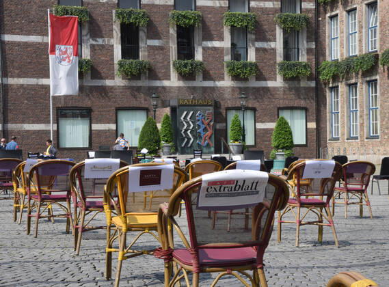 Protest der Restaurant und Kneipenbesitzer vor dem Düsseldorfer Rathaus 24.04.2020. Die leeren Stühle stehen jew. für eine geschlossenen Gaststätte.