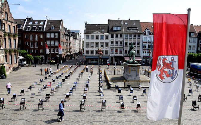 Protest der Restaurant und Kneipenbesitzer vor dem Düsseldorfer Rathaus 24.04.2020. Die leeren Stühle stehen jew. für eine geschlossenen Gaststätte.