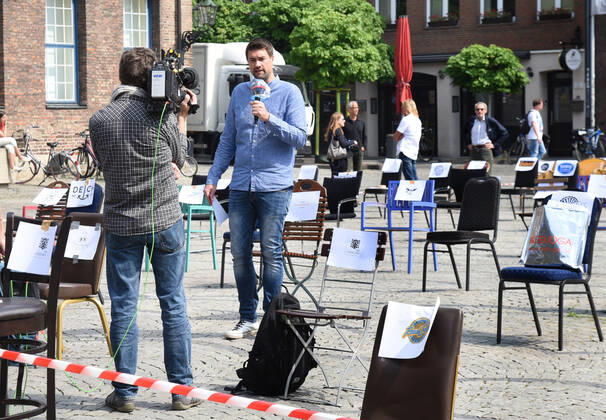 Protest der Restaurant und Kneipenbesitzer vor dem Düsseldorfer Rathaus 24.04.2020. Die leeren Stühle stehen jew. für eine geschlossenen Gaststätte. WDR Lifereportage mit Thorsten Lenze.
