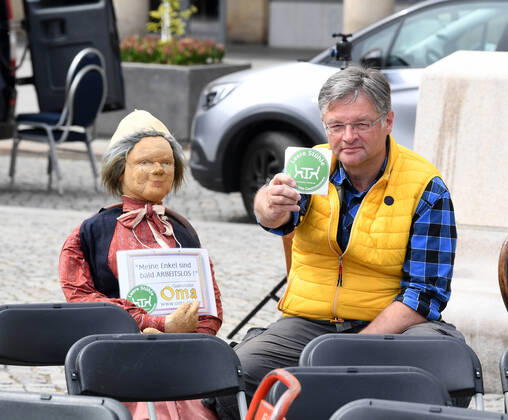 GER Sachsen Dresden Altmarkt - zum zweiten Mal gab es eine Lange Tafel der Dresdner Gastwirte und Gastronomen bei der sie jede Menge Stuehle rausstellten weil viele vor dem Ruin stehen wegen der Coronakrise und zuwenig unterstuetzt werden - hier Holger Zastrow Inhaber einer Eventagentur und Besitzer eines Ausflugslokales und FDP Stadtrat 240420 ddbd