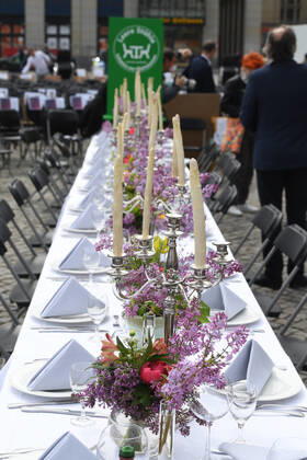 GER Sachsen Dresden Altmarkt - zum zweiten Mal gab es eine Lange Tafel der Dresdner Gastwirte und Gastronomen bei der sie jede Menge Stuehle rausstellten mit Wirtschaftsminister Martin Dulig ( ins Gespraech kamen ) weil viele vor dem Ruin stehen wegen der Coronakrise und zuwenig unterstuetzt werden 240420 ddbd