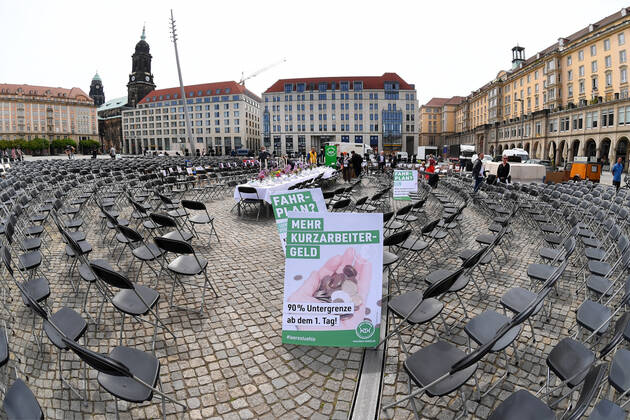 GER Sachsen Dresden Altmarkt - zum zweiten Mal gab es eine Lange Tafel der Dresdner Gastwirte und Gastronomen bei der sie jede Menge Stuehle rausstellten mit Wirtschaftsminister Martin Dulig ( ins Gespraech kamen ) weil viele vor dem Ruin stehen wegen der Coronakrise und zuwenig unterstuetzt werden 240420 ddbd