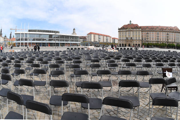 GER Sachsen Dresden Altmarkt - zum zweiten Mal gab es eine Lange Tafel der Dresdner Gastwirte und Gastronomen bei der sie jede Menge Stuehle rausstellten mit Wirtschaftsminister Martin Dulig ( ins Gespraech kamen ) weil viele vor dem Ruin stehen wegen der Coronakrise und zuwenig unterstuetzt werden 240420 ddbd