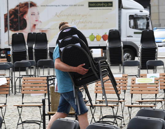 GER Sachsen Dresden Altmarkt - zum zweiten Mal gab es eine Lange Tafel der Dresdner Gastwirte und Gastronomen bei der sie jede Menge Stuehle rausstellten mit Wirtschaftsminister Martin Dulig ( ins Gespraech kamen ) weil viele vor dem Ruin stehen wegen der Coronakrise und zuwenig unterstuetzt werden 240420 ddbd
