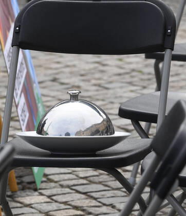 GER Sachsen Dresden Altmarkt - zum zweiten Mal gab es eine Lange Tafel der Dresdner Gastwirte und Gastronomen bei der sie jede Menge Stuehle rausstellten mit Wirtschaftsminister Martin Dulig ( ins Gespraech kamen ) weil viele vor dem Ruin stehen wegen der Coronakrise und zuwenig unterstuetzt werden 240420 ddbd