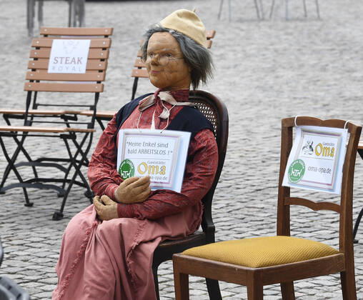 GER Sachsen Dresden Altmarkt - zum zweiten Mal gab es eine Lange Tafel der Dresdner Gastwirte und Gastronomen bei der sie jede Menge Stuehle rausstellten mit Wirtschaftsminister Martin Dulig ins Gespraech kamen weil viele vor dem Ruin stehen wegen der Coronakrise und zuwenig unterstuetzt werden 240420 ddbd