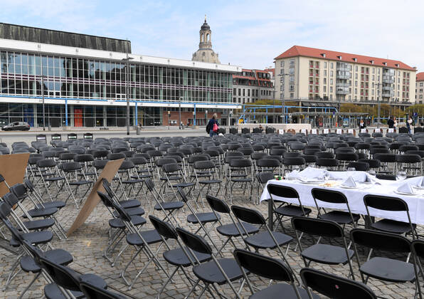 GER Sachsen Dresden Altmarkt - zum zweiten Mal gab es eine Lange Tafel der Dresdner Gastwirte und Gastronomen bei der sie jede Menge Stuehle rausstellten mit Wirtschaftsminister Martin Dulig ( ins Gespraech kamen ) weil viele vor dem Ruin stehen wegen der Coronakrise und zuwenig unterstuetzt werden 240420 ddbd