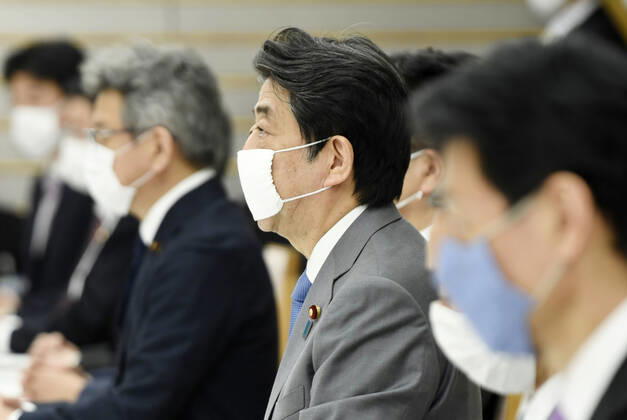 New coronavirus Japanese Prime Minister Shinzo Abe (C) attends a meeting of a coronavirus task force at his office in Tokyo on April 24, 2020. 