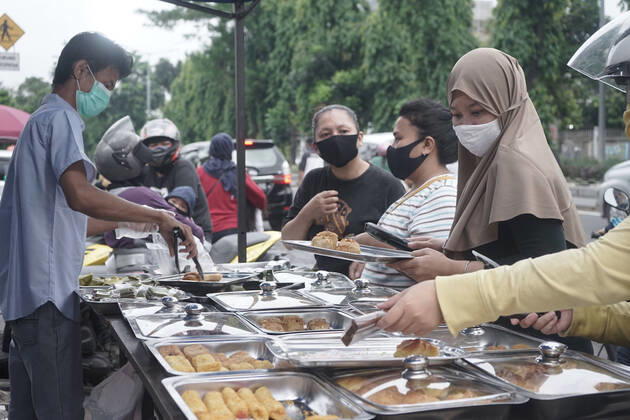Coronavirus in Indonesien, Eindrücke aus Jakarta Holy month Ramadan in Jakarta amid Coronavirus Pandemic - 24 April 2020. Indonesian purchase food for breaking their fast during the first day of the holy month Ramadan in Jakarta on April 24, 2020, during a partial lockdown amid concern to the Coronavirus pandemic. (Photo by Christifianus Edwin Dala INA Photo Agency imago images) 