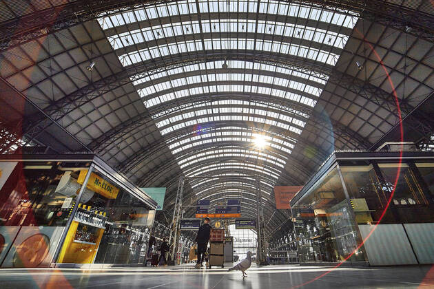 Nachmittag am Hauptbahnhof Frankfurt wahrend der Corona-Krise. Frankfurt am Main, 24.04.2020
