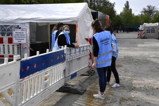 Eröffnung einer Drive-In Corona-Teststation auf dem Parkplatz vor dem Estrel-Hotel. Berlin, 24.04.2020
