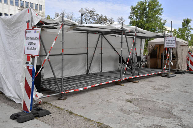 Eröffnung einer Drive-In Corona-Teststation auf dem Parkplatz vor dem Estrel-Hotel. Berlin, 24.04.2020