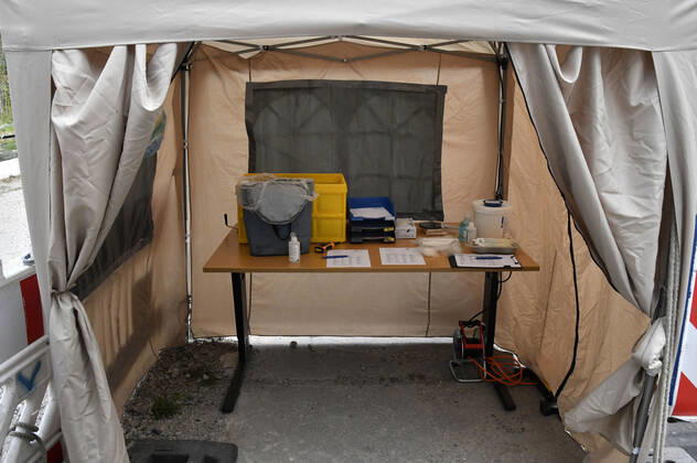 Eröffnung einer Drive-In Corona-Teststation auf dem Parkplatz vor dem Estrel-Hotel. Berlin, 24.04.2020