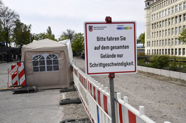 Eröffnung einer Drive-In Corona-Teststation auf dem Parkplatz vor dem Estrel-Hotel. Berlin, 24.04.2020