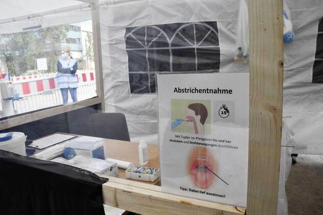 Eröffnung einer Drive-In Corona-Teststation auf dem Parkplatz vor dem Estrel-Hotel. Berlin, 24.04.2020