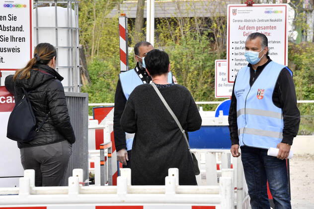Eröffnung einer Drive-In Corona-Teststation auf dem Parkplatz vor dem Estrel-Hotel. Berlin, 24.04.2020