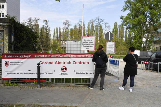 Eröffnung einer Drive-In Corona-Teststation auf dem Parkplatz vor dem Estrel-Hotel. Berlin, 24.04.2020